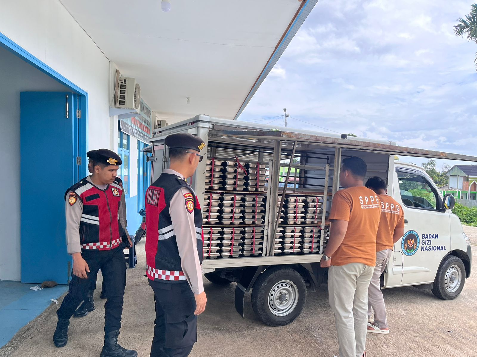 Polres Solok Selatan Berkomitmen: Patroli Samapta Pastikan Penyaluran Makan Gizi Gratis (MBG) Berjalan Lancar di Sangir
