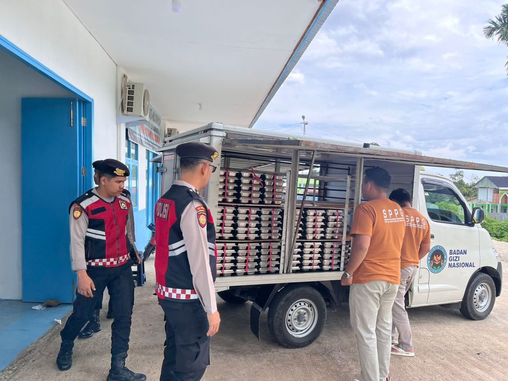 Polres Solok Selatan Berkomitmen: Patroli Samapta Pastikan Penyaluran Makan Gizi Gratis (MBG) Berjalan Lancar di&nbsp;Sangir