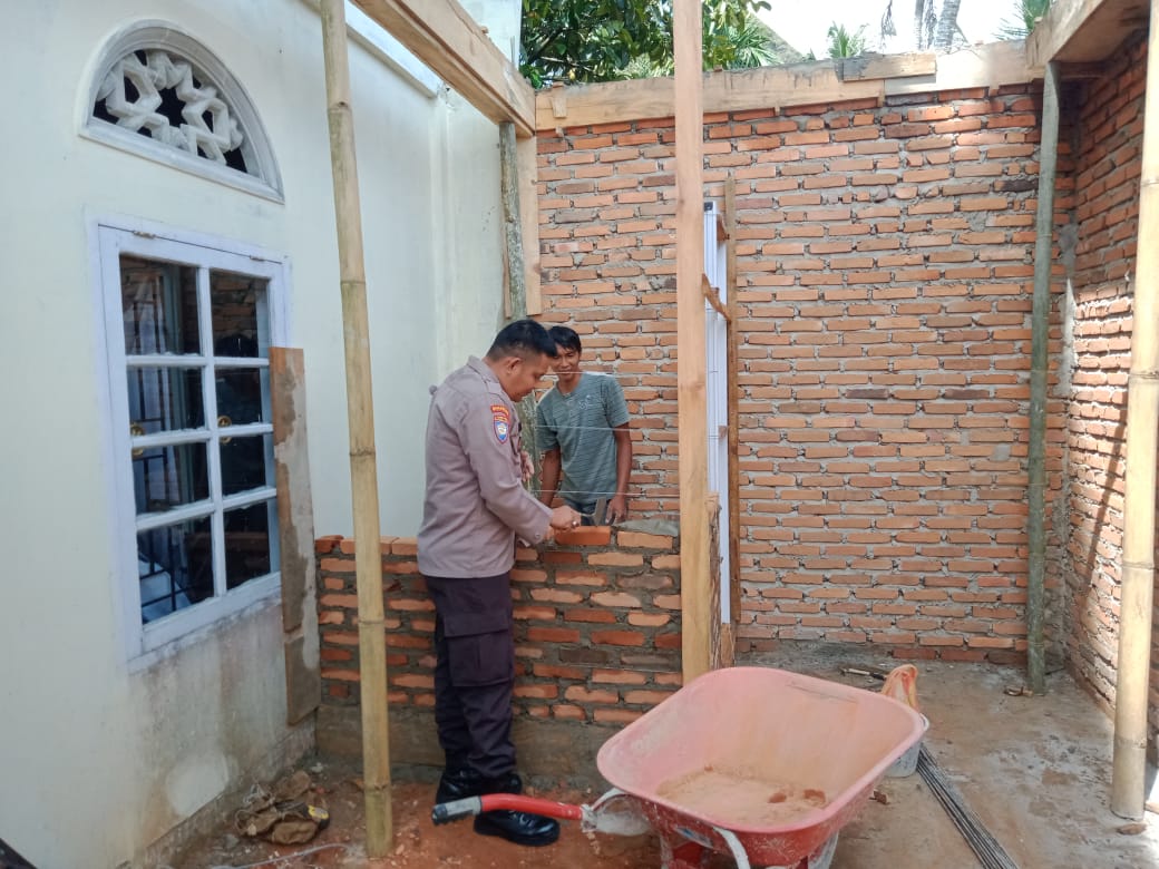 Bhabinkamtibmas Bantu Warga Dalam Pembangunan Rumah Di Nagari Koto Tangah