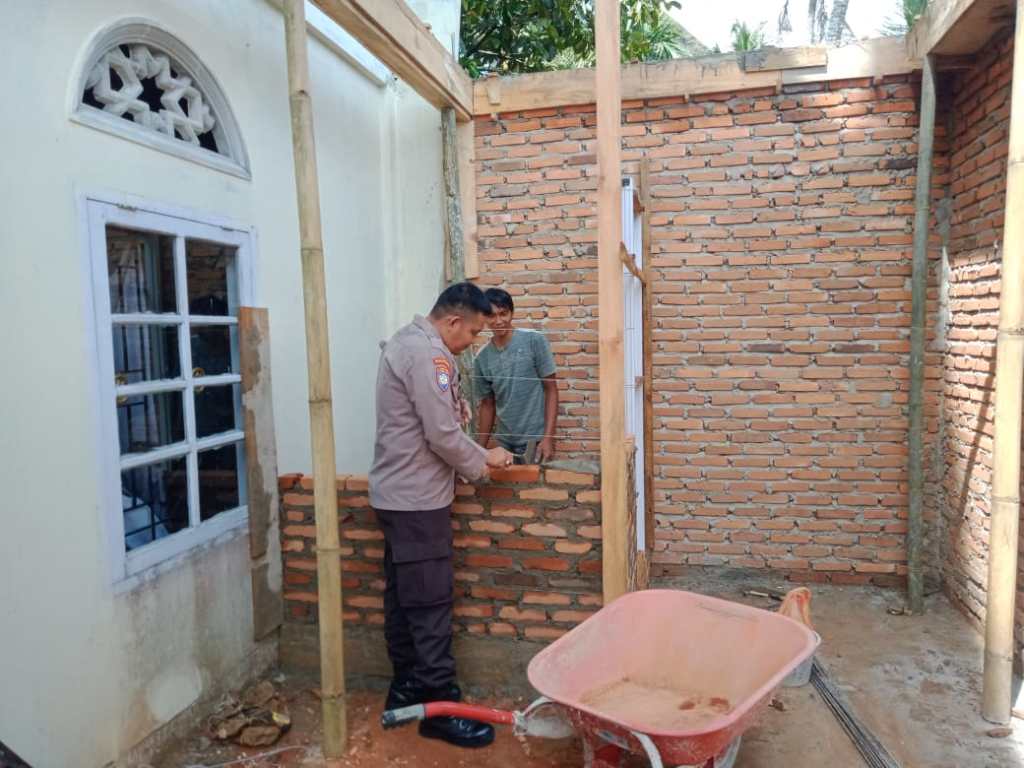 Bhabinkamtibmas Bantu Warga Dalam Pembangunan Rumah Di Nagari Koto&nbsp;Tangah