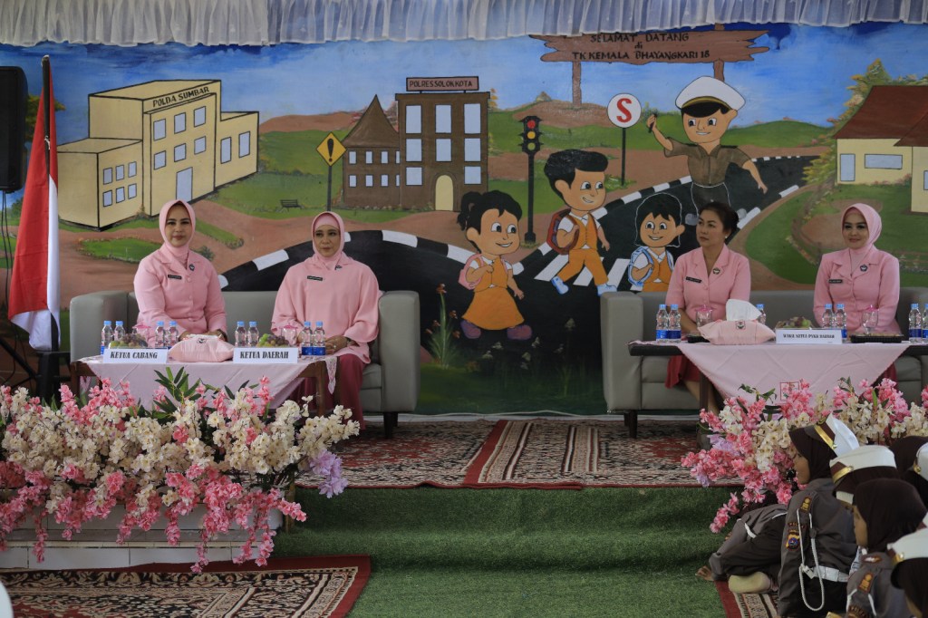 Ketua Pengurus Yayasan Kemala Bhayangkari Daerah Sumbar Kunjungi TK Kemala Bhayangkari 18 Kota&nbsp;Solok