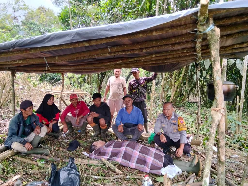 Polri Hadir untuk Masyarakat: Bhabinkamtibmas Bripka Devit Bantu Evakuasi Jenazah di Ladang Solok&nbsp;Selatan