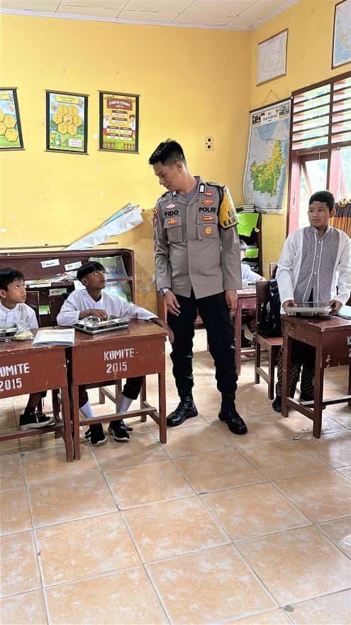 Bhabinkamtibmas Nagari Batu Balang Cek dan Kontrol Penyaluran Makanan Bergizi Gratis (MBG) Bagi Siswa SDN Batu&nbsp;Balang