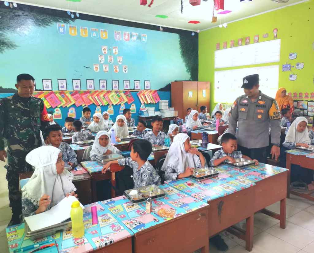 Bhabinkamtibmas dan Babinsa Pantau Program Makan Bergizi Gratis di SD Negeri 01 Koto&nbsp;Tuo