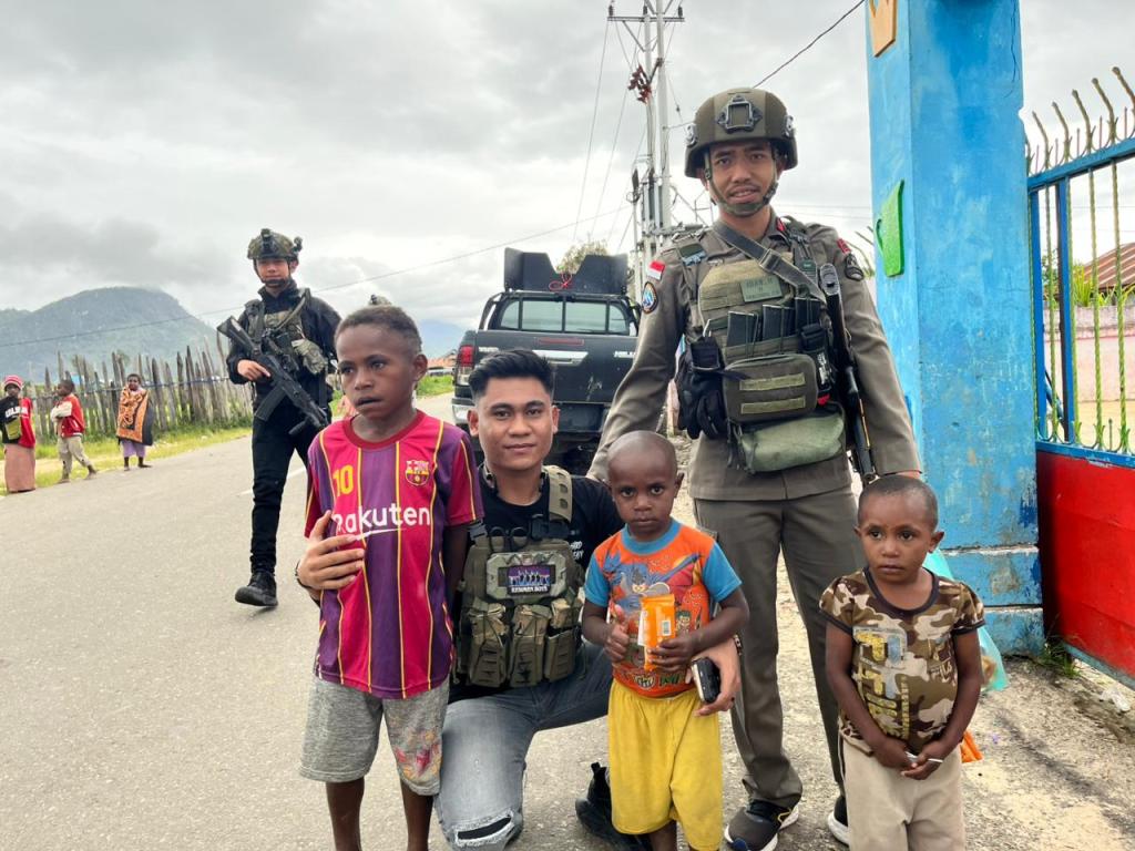 Personel Ops Damai Cartenz Berbagi Kebahagiaan Bersama Warga dan Anak-anak di&nbsp;Enarotali