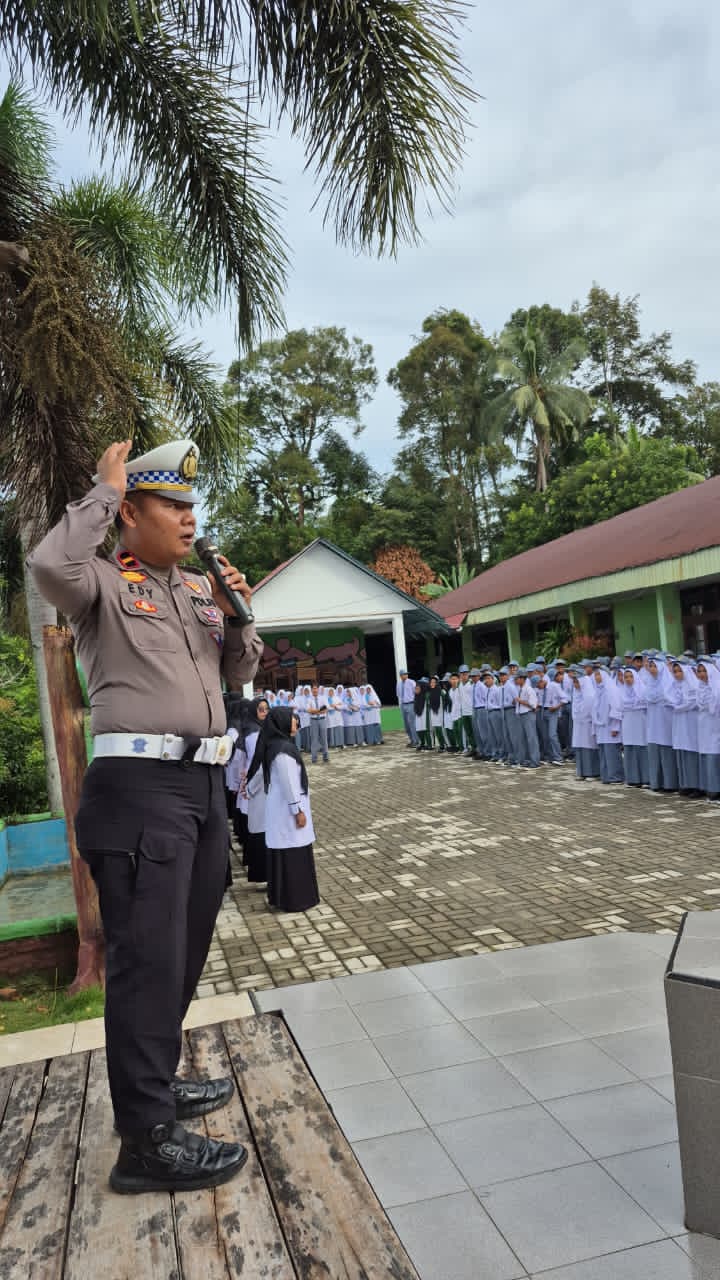 Polantas Menyapa: Kasatlantas Polres Pariaman Ajak Siswa MAN Kota Pariaman Tertib Berlalu Lintas dan Jauhi Kenakalan&nbsp;Remaja”