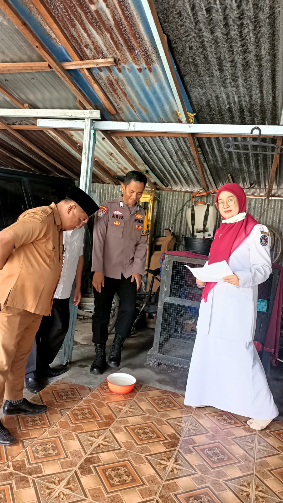 Inisiatif Bhabinkamtibmas dalam Menunjukkan Kepedulian Sosial, Jenguk Warga Terkena DBD Bersama Petugas&nbsp;Kesehatan