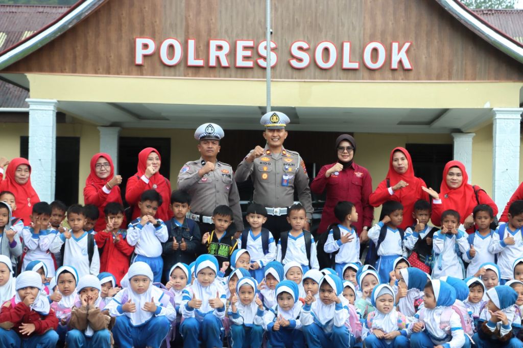 Kasat Lantas Polres Solok Kenalkan Rambu Lalu Lintas kepada Siswa TK Negeri 1&nbsp;Kubung