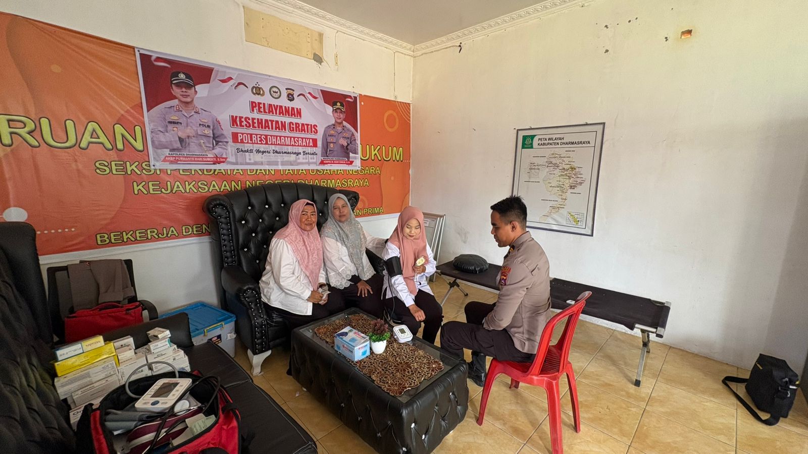 Sidokkes Polres Dharmasraya Gelar Pelayanan Kesehatan Gratis di Kejaksaan Negeri