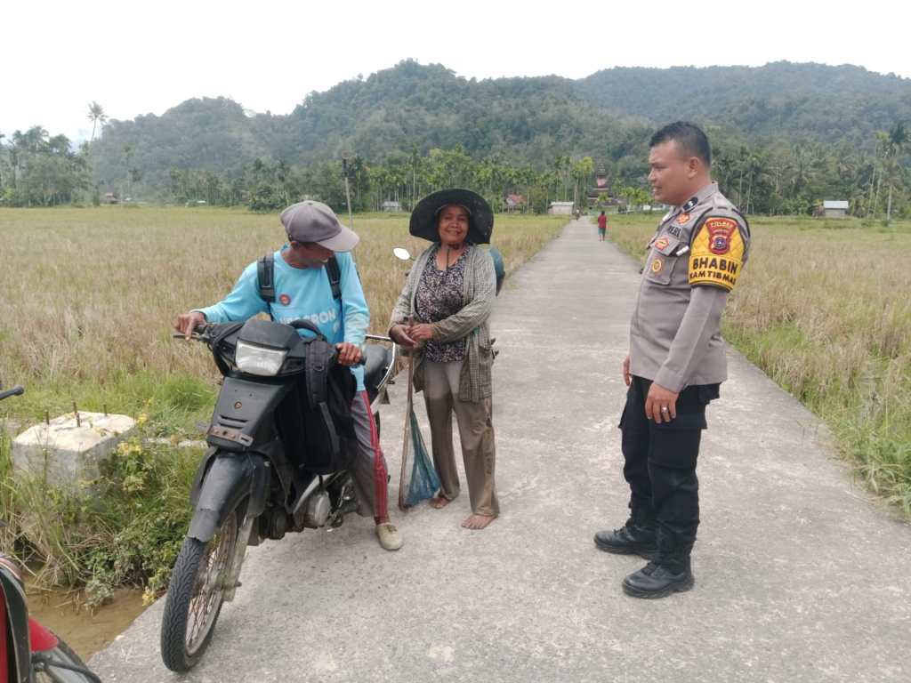 Bhabinkamtibmas Nagari Jambak Sosialisasikan Pemanfaatan Lahan Kosong dan Ketahanan&nbsp;Pangan