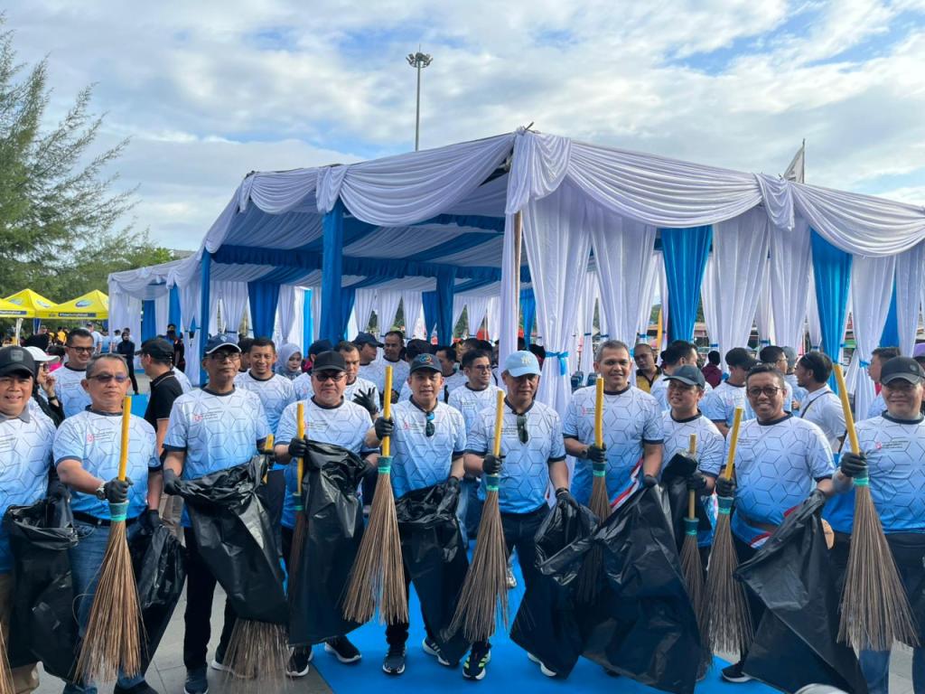 Sinergi Demi Pantai Lestari, Polda Sumbar Raih Rekor MURI dalam Aksi Bersih&nbsp;Pantai