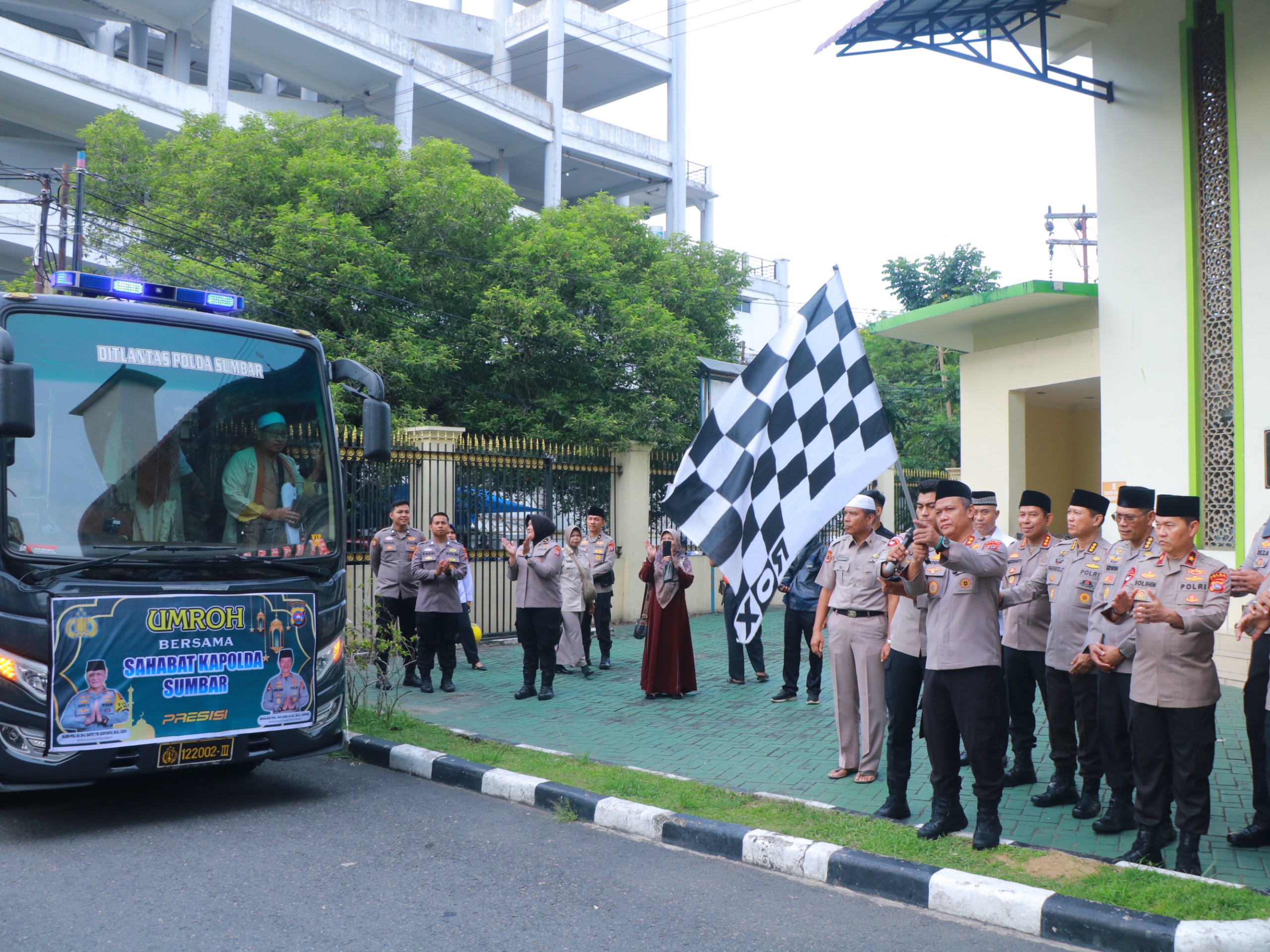 Pemberangkatan Jamaah Umrah Polda Sumbar, Kapolda Sampaikan Pesan Penting