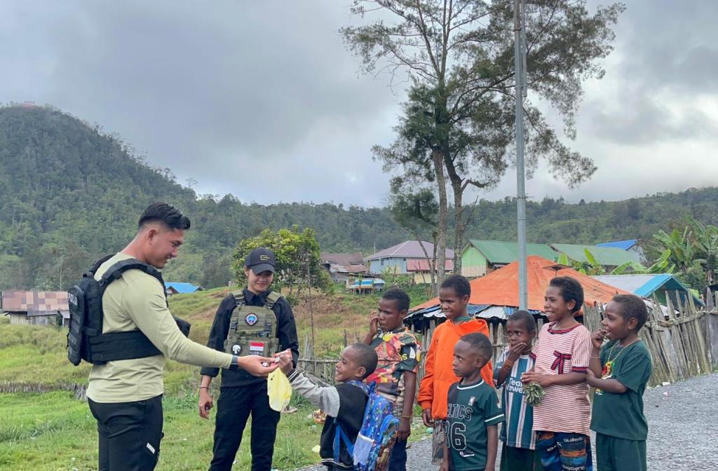Satgas Ops Damai Cartenz Gelar Pemeriksaan Kesehatan dan Interaksi Humanis Bersama Masyarakat&nbsp;Sinak