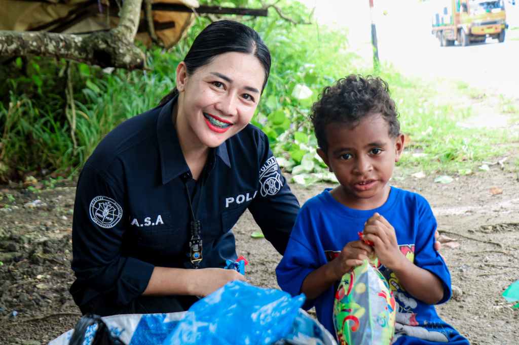 Satgas Humas Ops Damai Cartenz Berbagi Bersama Warga dan Anak-Anak di&nbsp;Jayapura