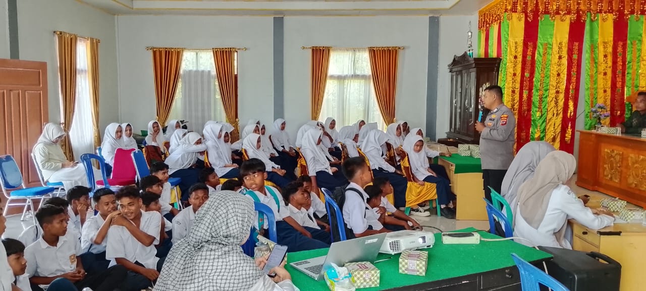 Bhabinkamtibmas Berikan Penyuluhan Bahaya Narkoba Kepada Siswa SMPN 4 Galugua