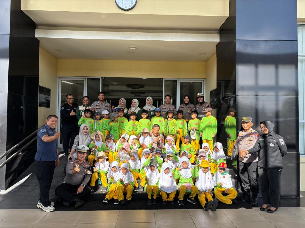 SD Plus Lillah Gelar Outing Class Edukasi di Polda Sumbar: Kombes Tedy Rayendra: “Polisi adalah Sahabat&nbsp;Anak”