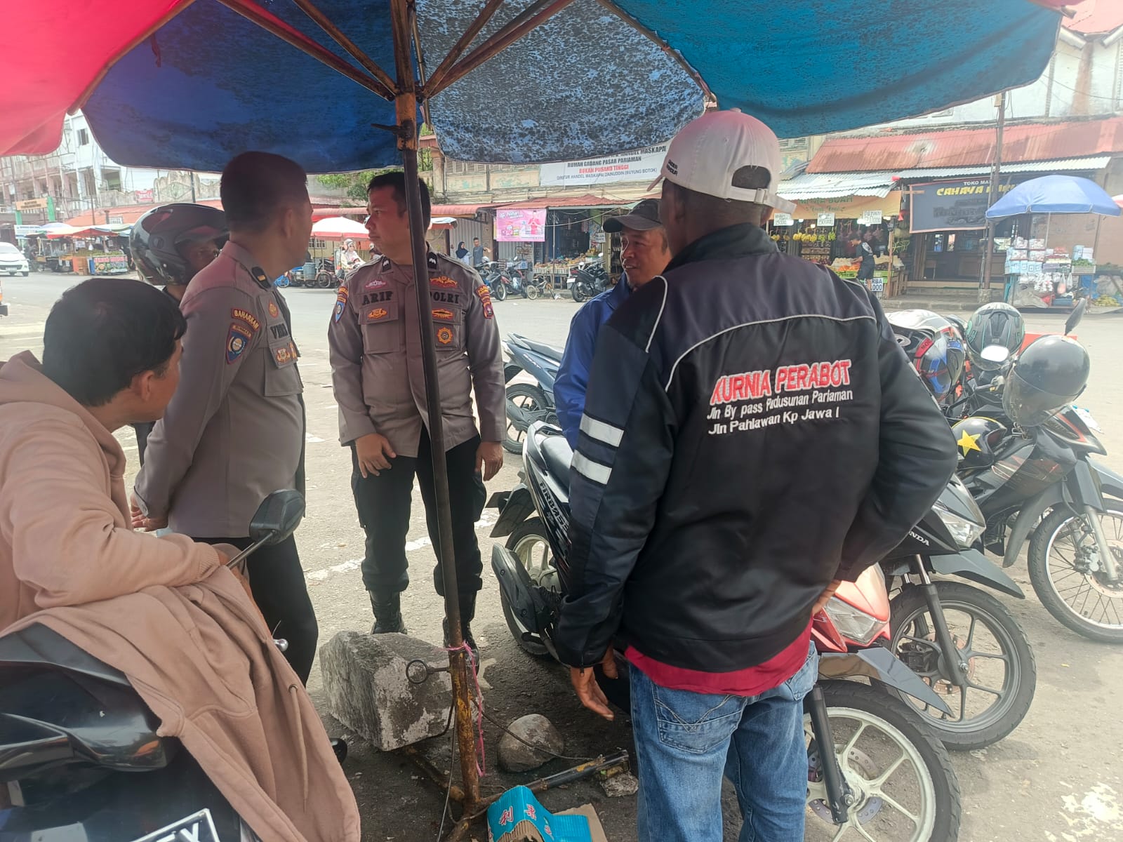 Ciptakan Rasa Aman, Satbinmas Polres Pariama. Gelar Patroli Pasar Rakyat