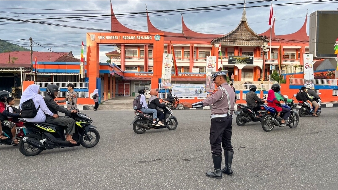 Personel Polres Padang Panjang Laksanakan Kegiatan Preventif Pagi Wujudkan Kamseltibcarlantas dan Kamtibmas Kondusif