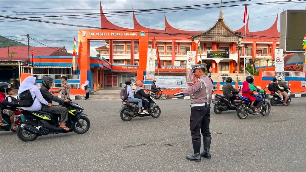 Personel Polres Padang Panjang Laksanakan Kegiatan Preventif Pagi Wujudkan Kamseltibcarlantas dan Kamtibmas&nbsp;Kondusif