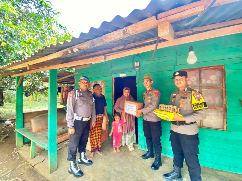 Polsek Koto Baru Jumat Berbagi, Salurkan Bantuan Sembako untuk Warga&nbsp;Tiumang