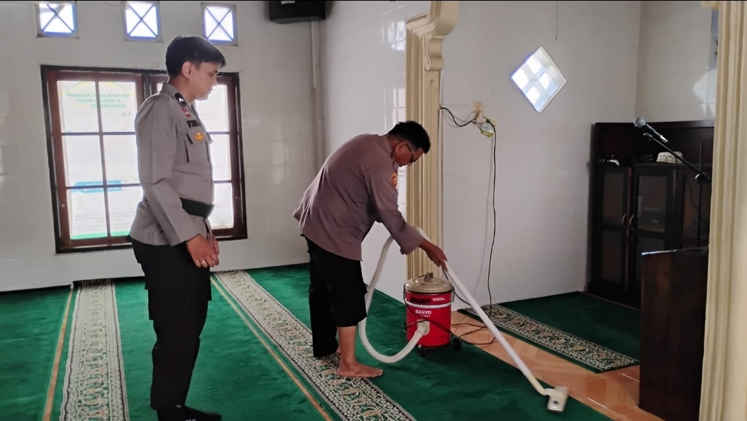 Polres Tanah Datar Gelar Kegiatan “Jum’at Bersih” Di Mushalla Al-Mukminun