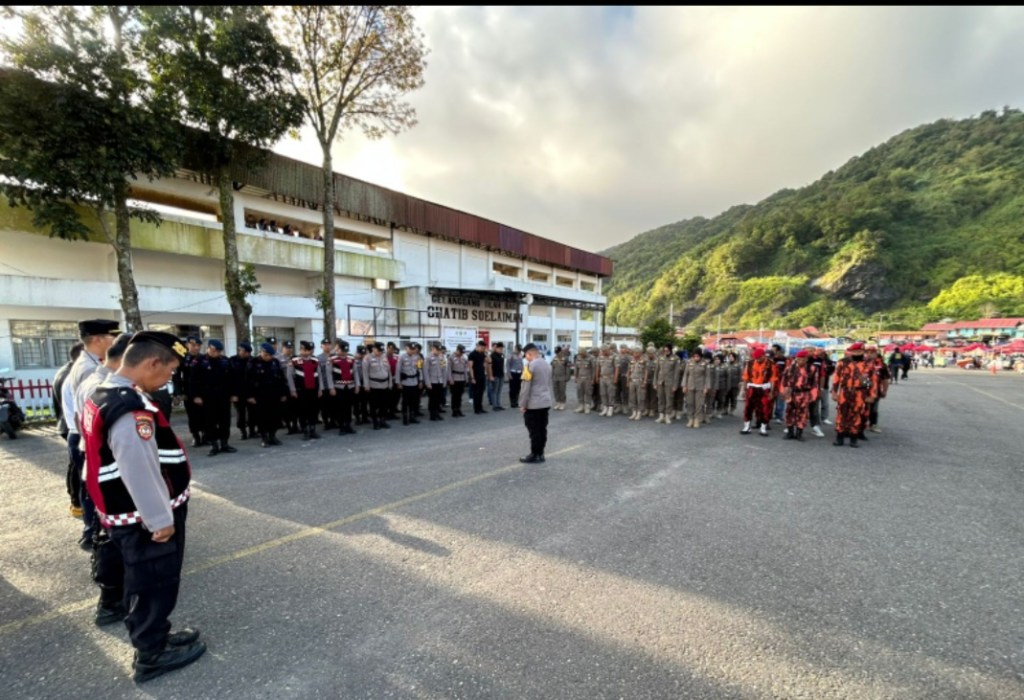Personel Polres Padang Panjang gelar Pengamanan Pacuan Kuda Alek Nagari Pabasko Gubernur Cup III di GOR Khatib&nbsp;Sulaiman