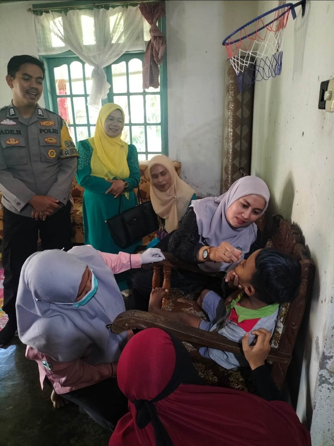 Bhabinkamtibmas Nagari Sarilamak Dampingi Tim Kesehatan Dalam Percepatan Capaian Imunisasi Zero Dose
