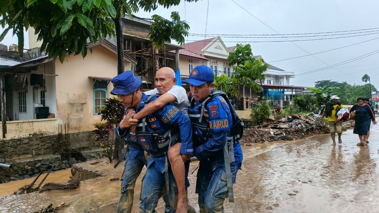 Polda Sumbar Kerahkan Seluruh Personel Bantu Percepatan Penanganan Pasca Banjir di 10 Titik Lokasi Terdampak