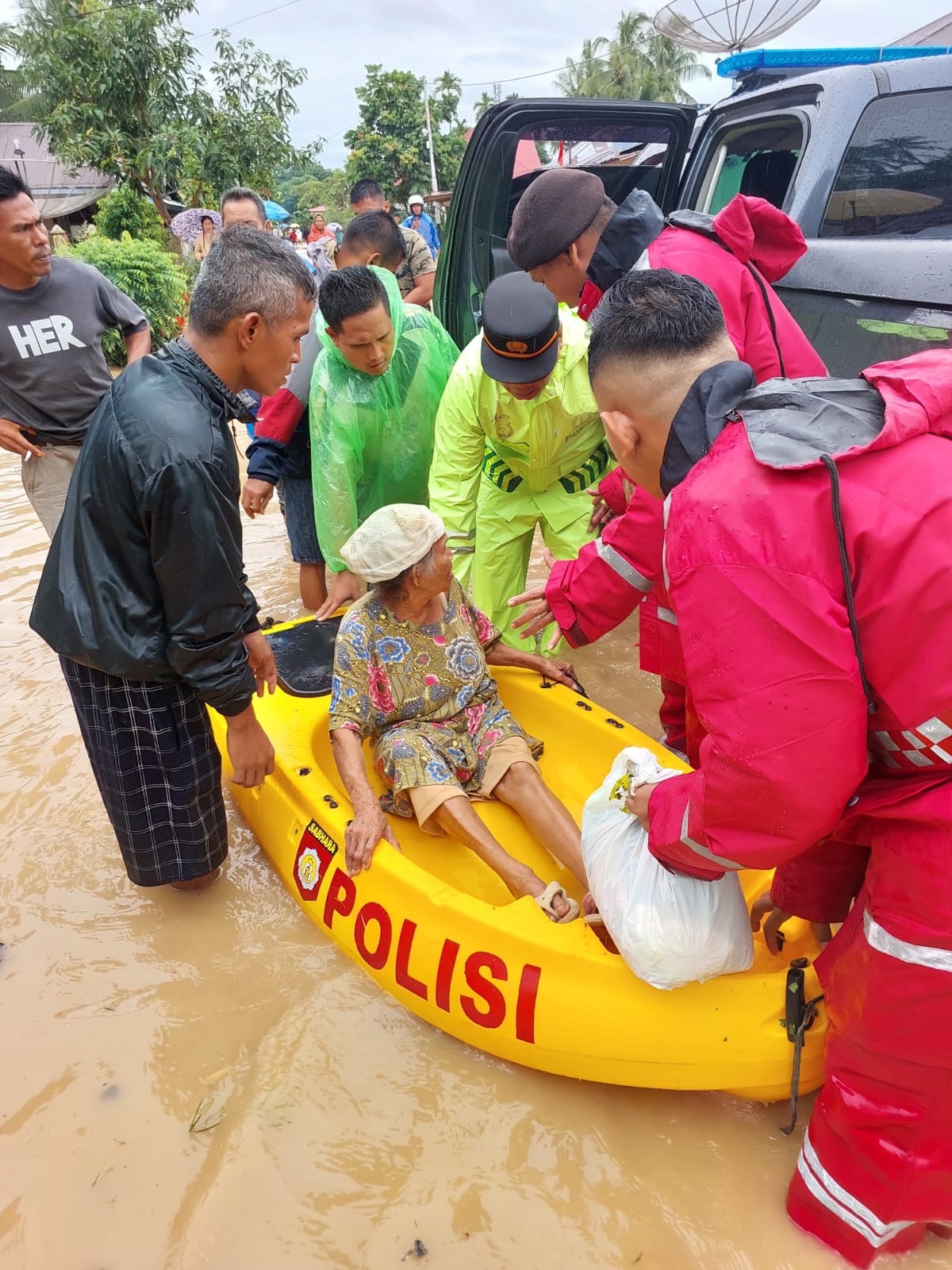 Respon Cepat Polri: 11 Warga Terjebak Banjir di Lubuk Ubay Pessel Berhasil Dievakuasi