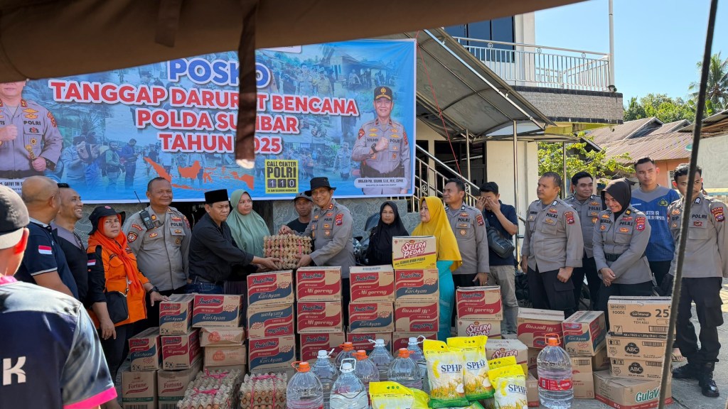 Personel Polda Sumbar Bantu Masyarakat di Lubuk Minturun, Bantu Percepatan Pemulihan&nbsp;Pascabencana