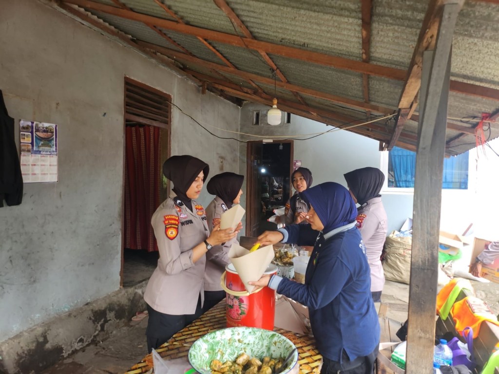 Dapur umum Posko bencana Aia Dingin siapkan makanan untuk warga terdampak&nbsp;banjir