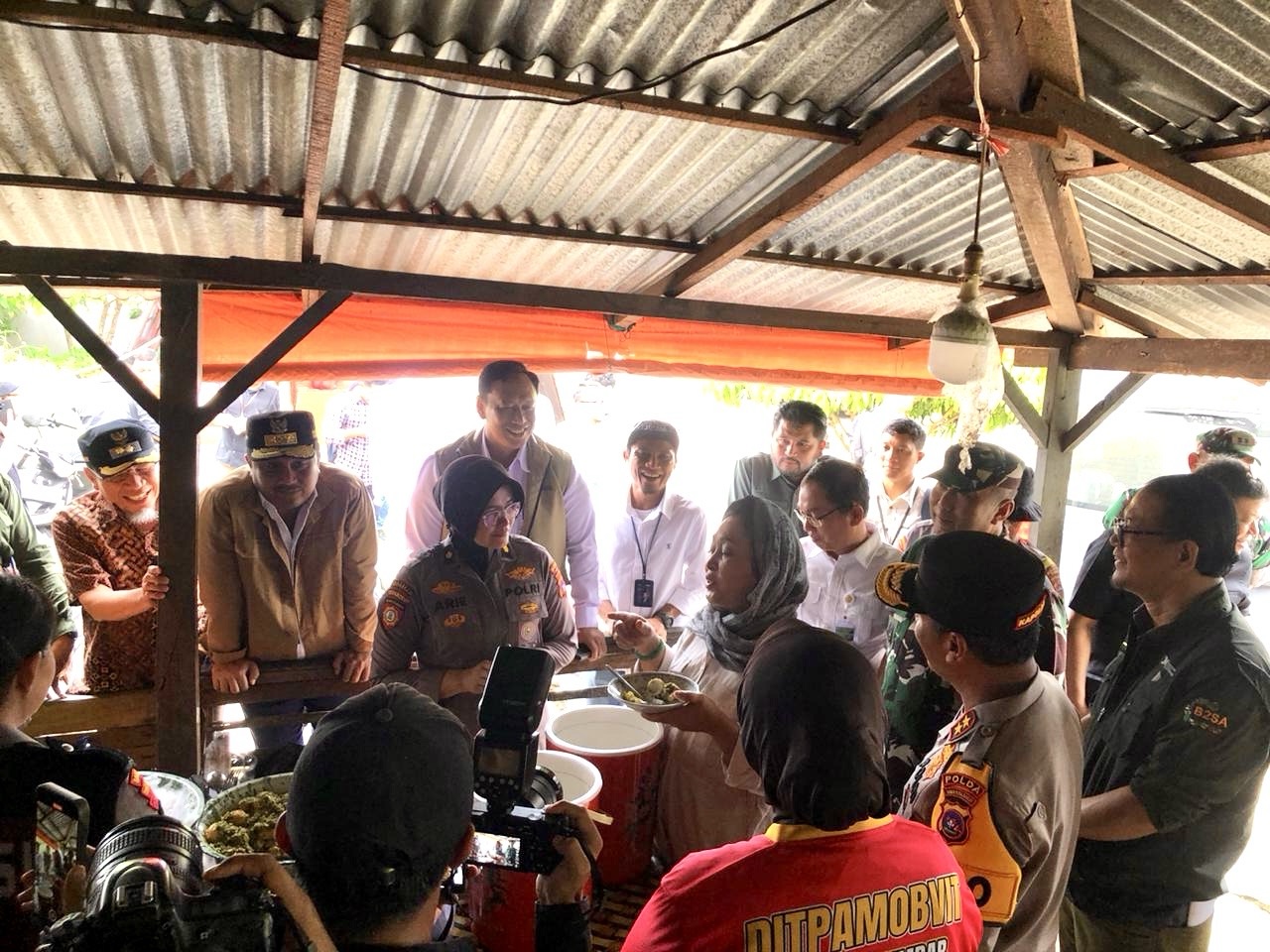 Titiek Soeharto Kunjungi Dapur Umum Posko V Polda Sumbar, Tinjau Penyaluran Bantuan Pangan untuk Korban Bencana