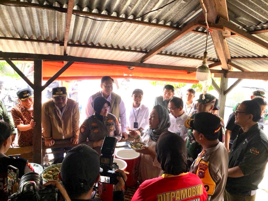 Titiek Soeharto Kunjungi Dapur Umum Posko V Polda Sumbar, Tinjau Penyaluran Bantuan Pangan untuk Korban&nbsp;Bencana