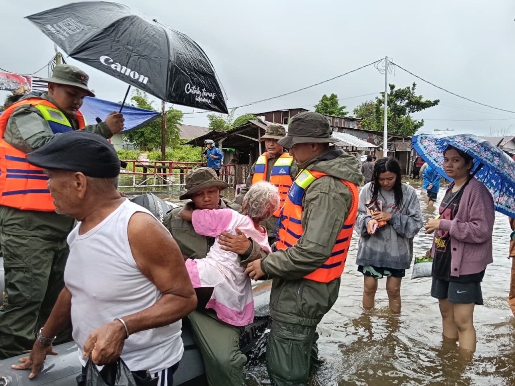 Satbrimob Polda Sumbar Evakuasi Warga Terjebak Banjir di Jalan DPR Tunggul&nbsp;Hitam