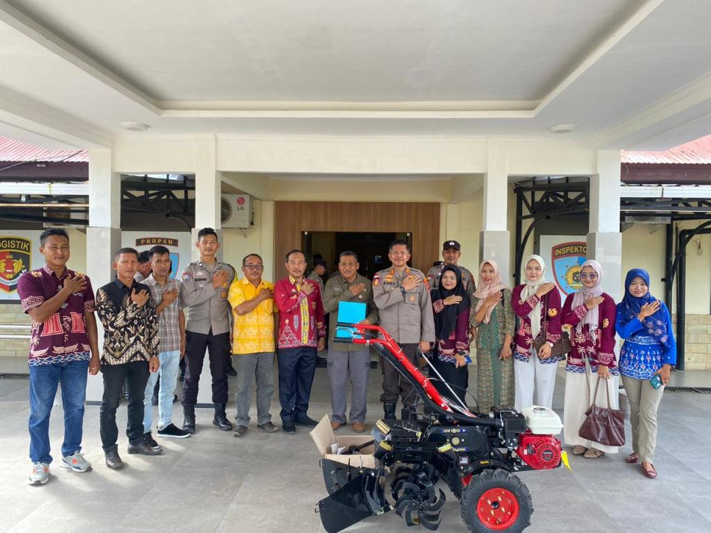 Dukung Program Swasembada Pangan, Kapolres Kep Mentawai Serahkan Bantuan Alat Pertanian Kepada Desa SP2&nbsp;Sidomakmur