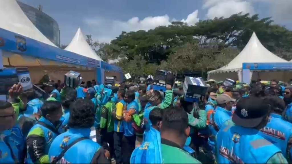 Polres Malang Kota Bagikan Ribuan Helm Kepada Pengemudi&nbsp;Ojol