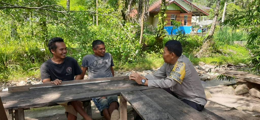 Bhabinkamtibmas Ganggo Hilia Ajak Warga Tanam Pangan di Lahan&nbsp;Kosong