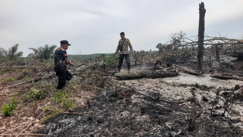 Polisi Bersama Warga Cek Titik Api di Nagari Koto Besar, Pastikan Api Telah&nbsp;Padam