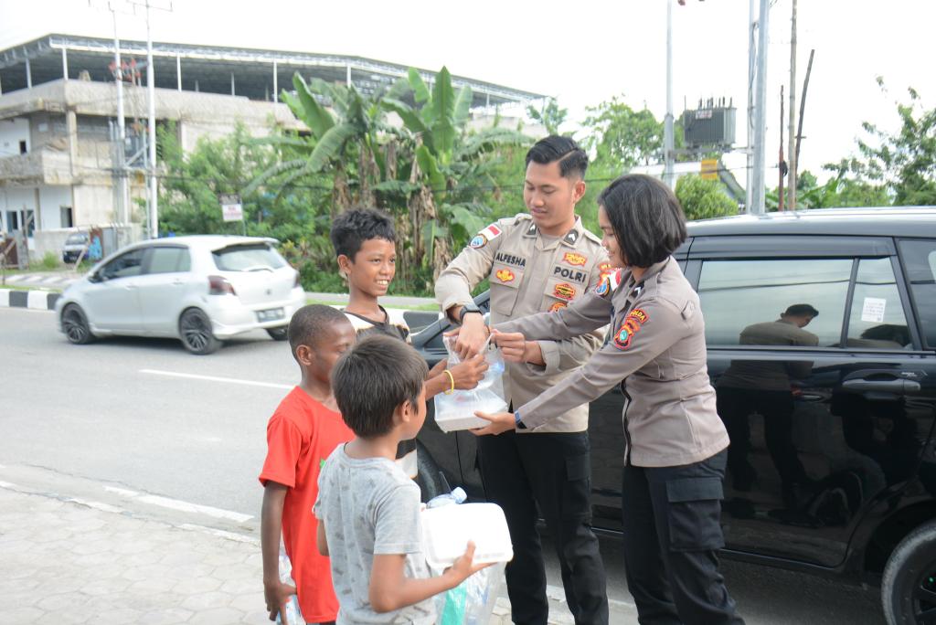 Satgas Ops Damai Cartenz Tanamkan Nilai Kepedulian Lewat Aksi Berbagi di Jalanan&nbsp;Timika