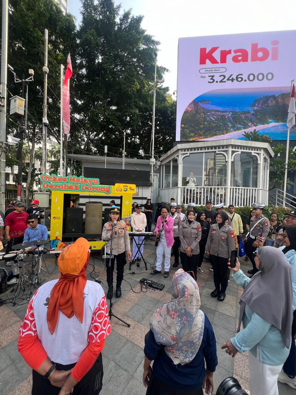 Musik Orkes Melayu Gerobak Dorong Meriahkan CFD Bundaran HI, Polwan Sampaikan Imbauan&nbsp;Humanis