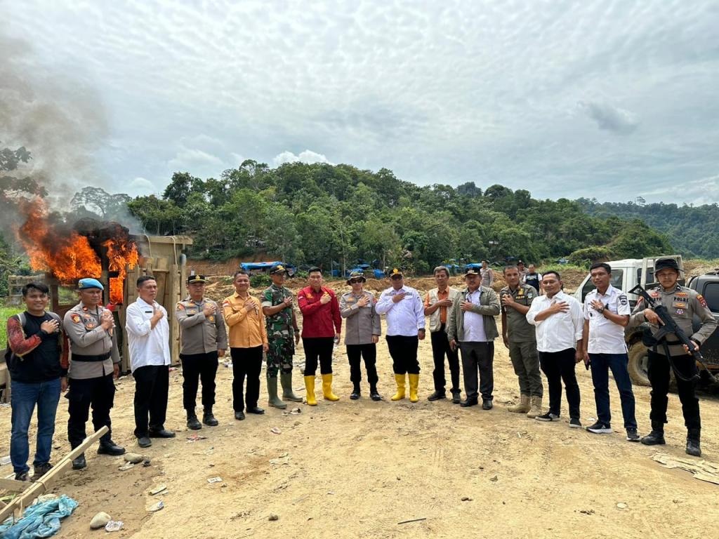 Kapolres Solok Selatan pimpin langsung operasi gabungan TNI-POLRI-PEMDA-KEJAKSAAN tutup tambang ilegal di Sungai Penuh, Sungai&nbsp;Batanghari