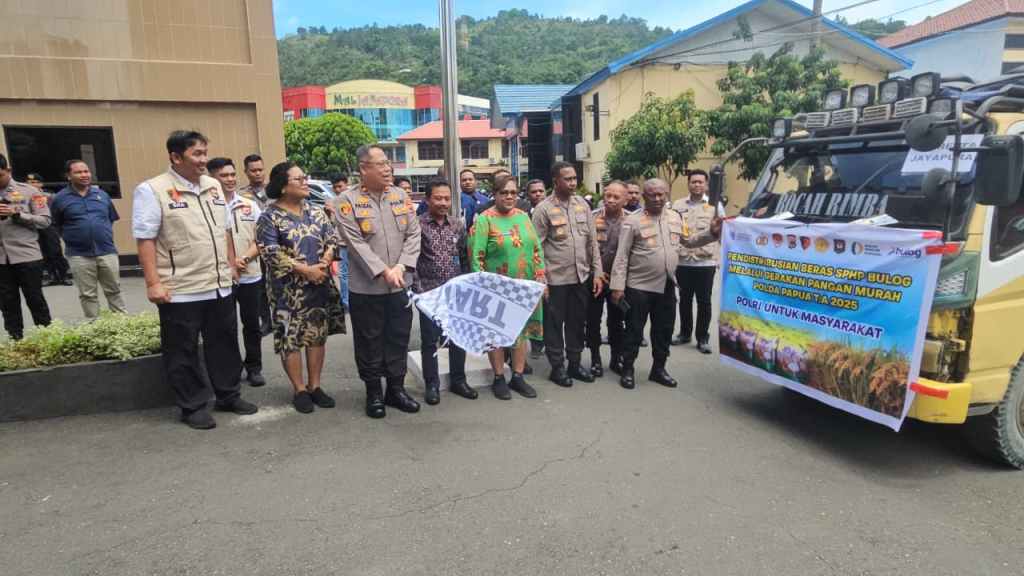 Dalam rangka Pengendalian stabilitas harga beras, Polda Papua Salurkan 165 Ton Beras Lewat Gerakan Pangan Murah di Tiga&nbsp;Provinsi.