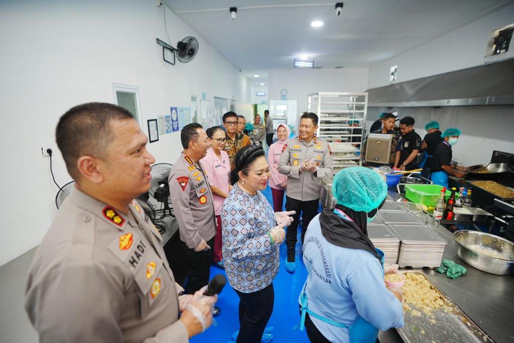 Kapolri dan Ketua Komisi IV DPR Tinjau SPPG YKB Polres Karanganyar, Dukung Penuh Program&nbsp;MBG