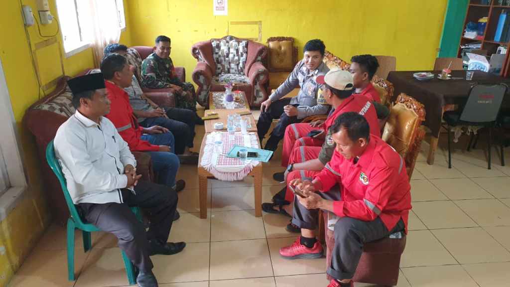 Bhabinkamtibmas Berkolaborasi Dengan Tim Gabungan Karhutla Antisipasi Kebakaran Lahan dan Hutan di Nagari&nbsp;Tarantang