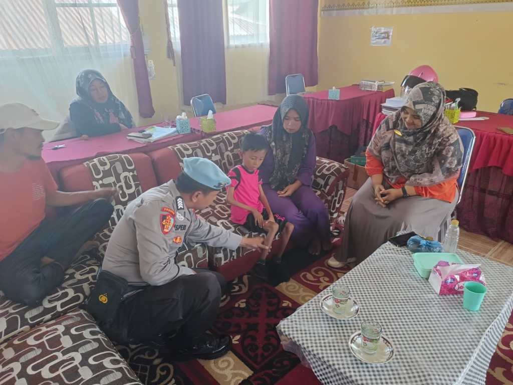 Peduli Sesama, Polres Solok Salurkan Bantuan kepada Azka, Anak Penderita Sakit Sejak&nbsp;Kecil