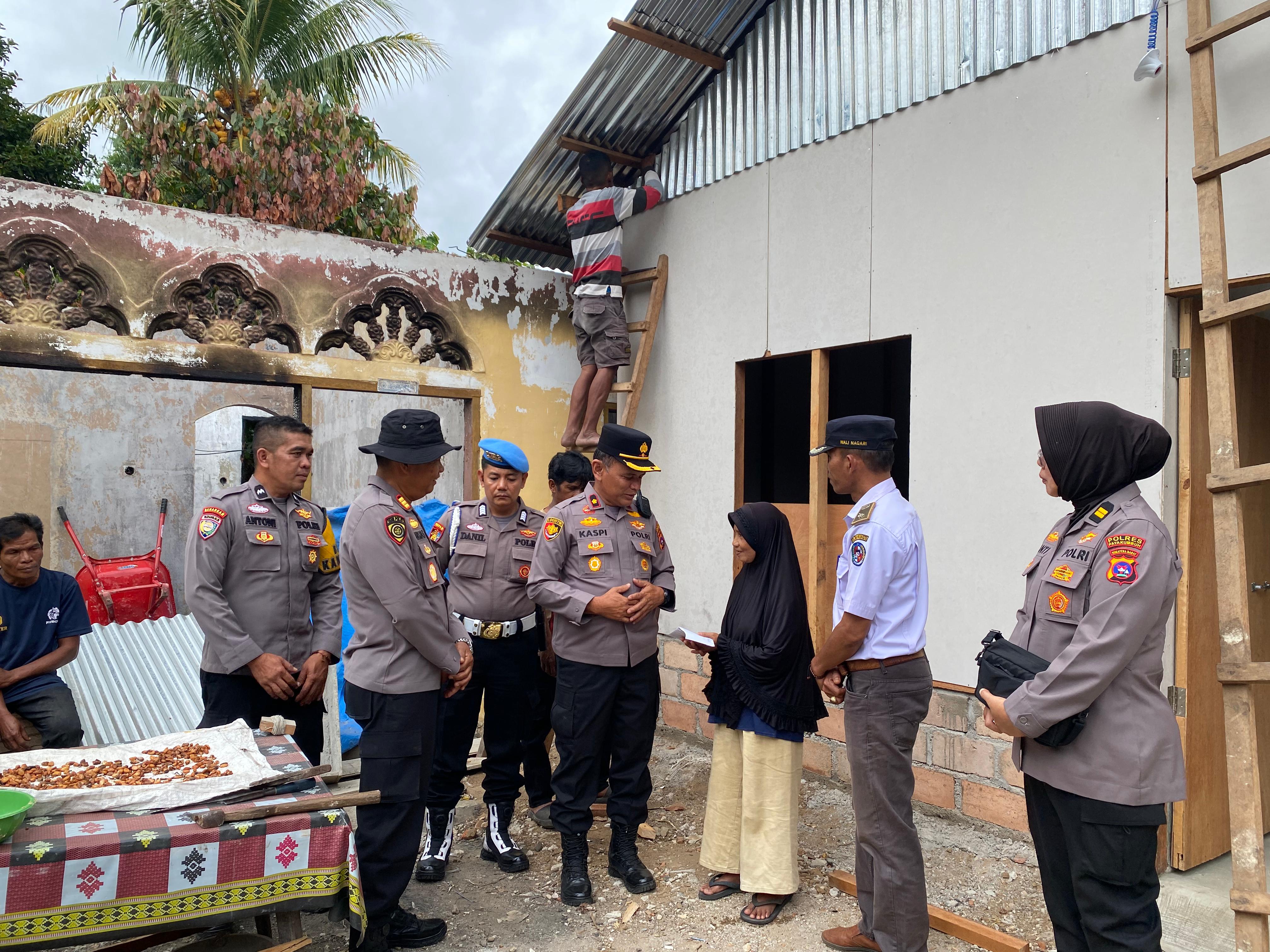 Kunjungi Korban Kebakaran di Piobang, Polres Payakumbuh Salurkan Bantuan