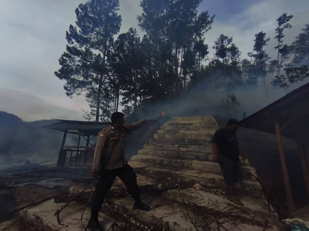 Gerak Cepat Bhabinkamtibmas Tangani Kebakaran Lahan, Langsung Datangi Lokasi dan Koordinasi dengan Instansi&nbsp;Pemerintah