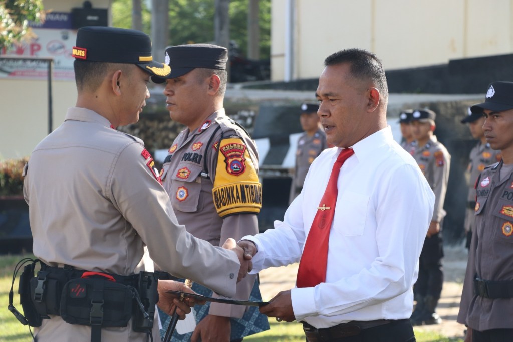 Apel Akbar Polres Tanah Datar, Kapolres Beri Penghargaan Gemilang untuk 10 Personel&nbsp;Berprestasi