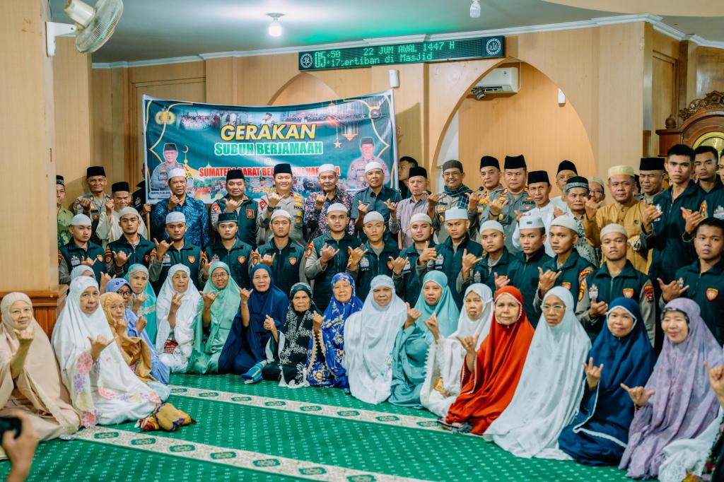 Wakapolda Sumbar Pimpin Gerakan Subuh Berjamaah di Masjid Al Iman Gunung Pangilun, Tekankan Pentingnya Sinergi Jaga&nbsp;Kamtibmas