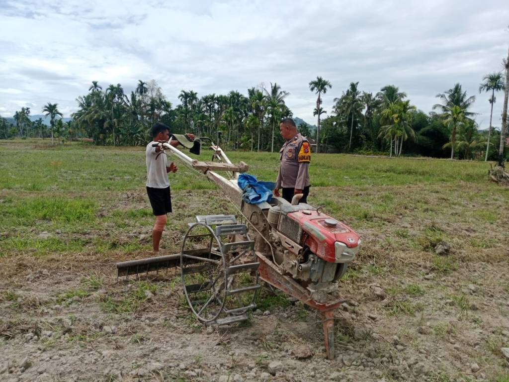 Bhabinkamtibmas Nagari Ganggo Mudiak Tinjau Ketahanan Pangan dan Himbau Warga Waspada Cuaca&nbsp;Ekstrem